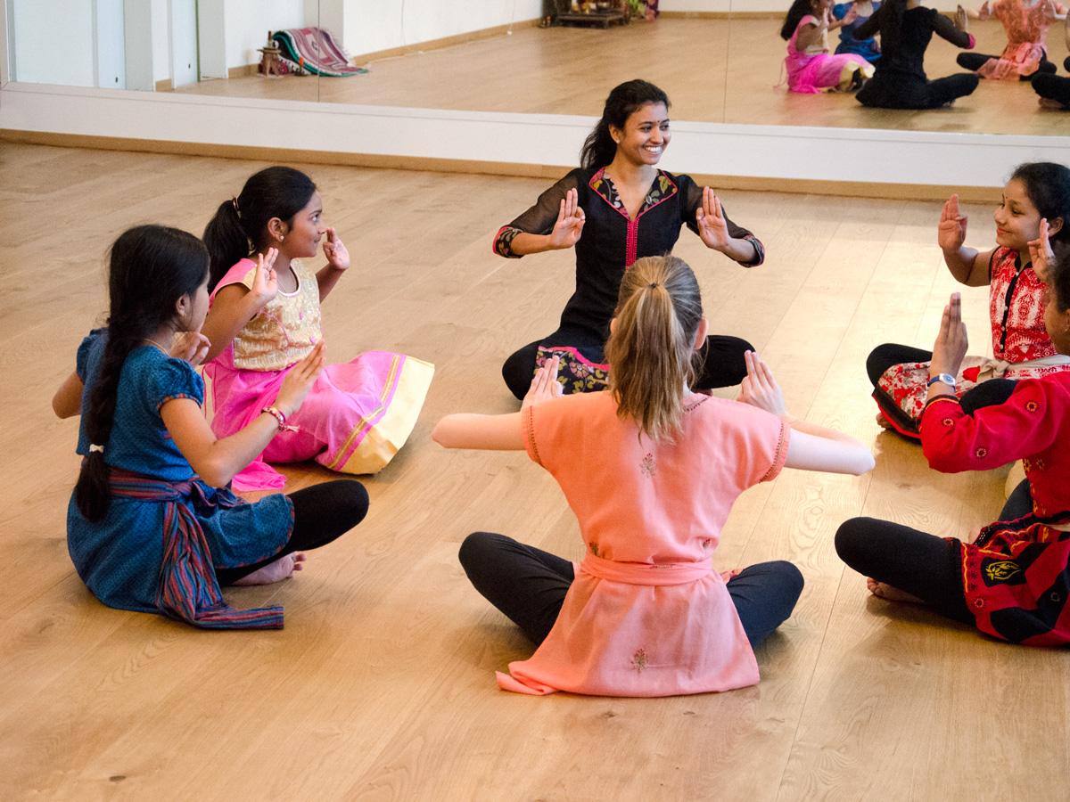 Kurse für Kinder-Sumitra lernt den Kindern Handbewegungen im Tanzunterricht